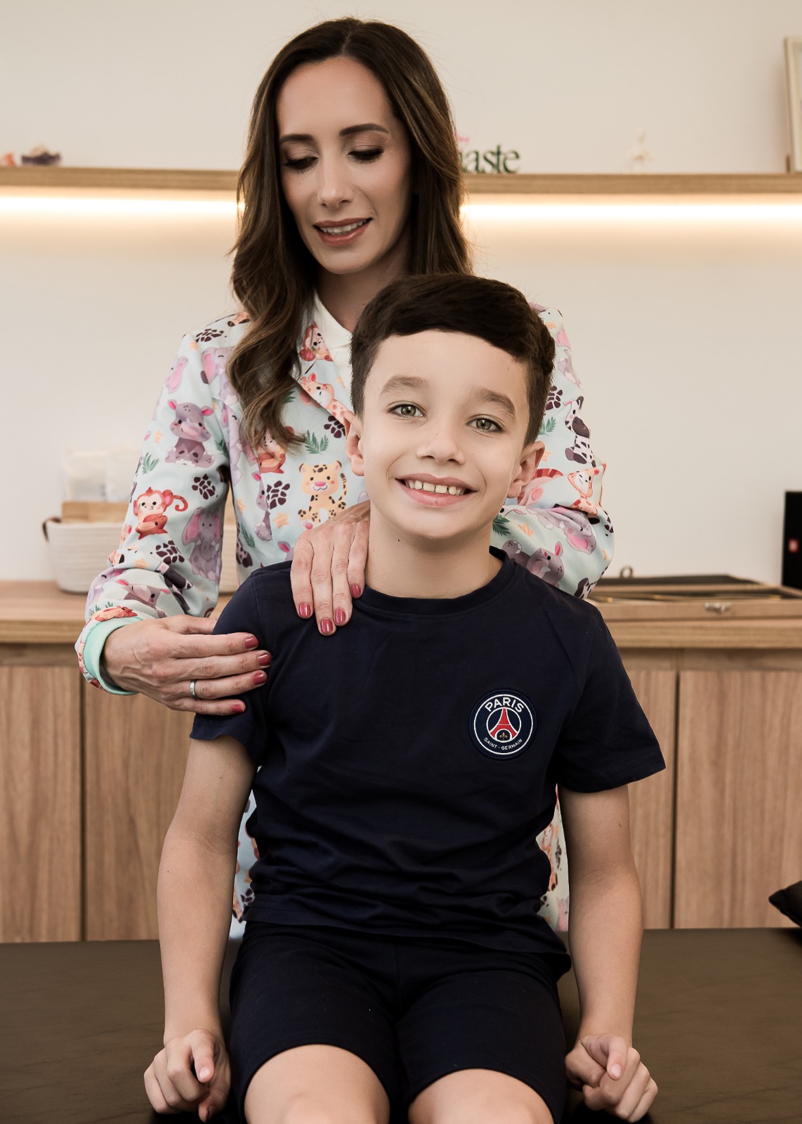 Dra. Tatiana com paciente pediátrico